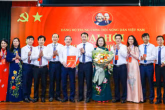 Đồng chí Ngô Văn Cương, Phó Bí thư Đảng ủy Mặt trận Tổ quốc, các đoàn thể Trung ương (thứ sáu từ phải sang) trao Quyết định về việc chỉ định đồng chí Lương Quốc Đoàn (thứ bảy từ phải sang) giữ chức Bí thư Đảng ủy Trung ương Hội Nông dân Việt Nam nhiệm kỳ 2025-2030. 