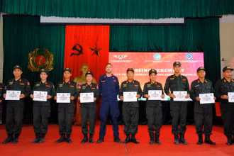 Các học viên được trao chứng chỉ từ Trung tâm CoESPU. (Ảnh: VNFPU1)