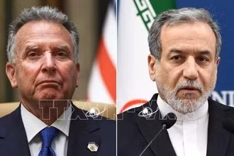 Phái đoàn đàm phán Iran do Ngoại trưởng Abbas Araqchi (phải) dẫn đầu và phái đoàn Mỹ do Đặc phái viên về Trung Đông Steve Witkoff đứng đầu. (Ảnh tư liệu: IRNA/TTXVN)