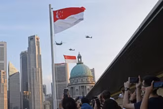 Trực thăng kéo cờ Singapore trong lễ kỷ niệm 57 năm Quốc khánh Singapore, ngày 9/8/2022. (Ảnh minh họa: Xinhua)