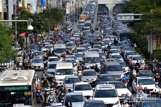 Xe cộ lưu thông trên trục đường Trường Chinh-Ngã Tư Sở (Hà Nội). (Ảnh minh họa: THÀNH ĐẠT)