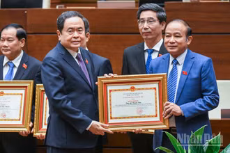Chủ tịch Quốc hội Trần Thanh Mẫn trao Bằng khen của Ủy ban Thường vụ Quốc hội tặng Trưởng đoàn, Phó Trưởng đoàn chuyên trách Đoàn đại biểu Quốc hội các tỉnh, thành phố trực thuộc Trung ương đã có thành tích xuất sắc. (Ảnh: DUY LINH)