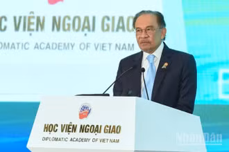 Thủ tướng Malaysia Anwar Ibrahim phát biểu tại Diễn đàn Tương lai ASEAN tổ chức tại Hà Nội, ngày 26/2/2025. (Ảnh: TRẦN HẢI)