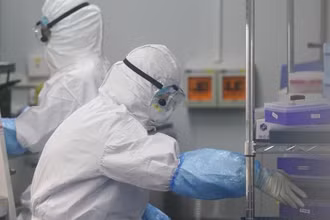 Các nhân viên y tế tiến hành xét nghiệm tại một phòng thí nghiệm phát hiện virus ở Vũ Hán, tỉnh Hồ Bắc, Trung Quốc, ngày 22/2/2020. (Ảnh minh họa: Xinhua)