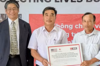 Trao chứng nhận đất đã sạch bom mìn cho địa phương tại Quảng Trị. (Ảnh: Đại sứ quán Nhật Bản tại Việt Nam)
