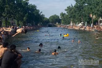 Kênh Saint-Martin ở Paris thu hút đông người dân và du khách tìm đến giải nhiệt giữa đợt nắng nóng bao trùm nước Pháp.