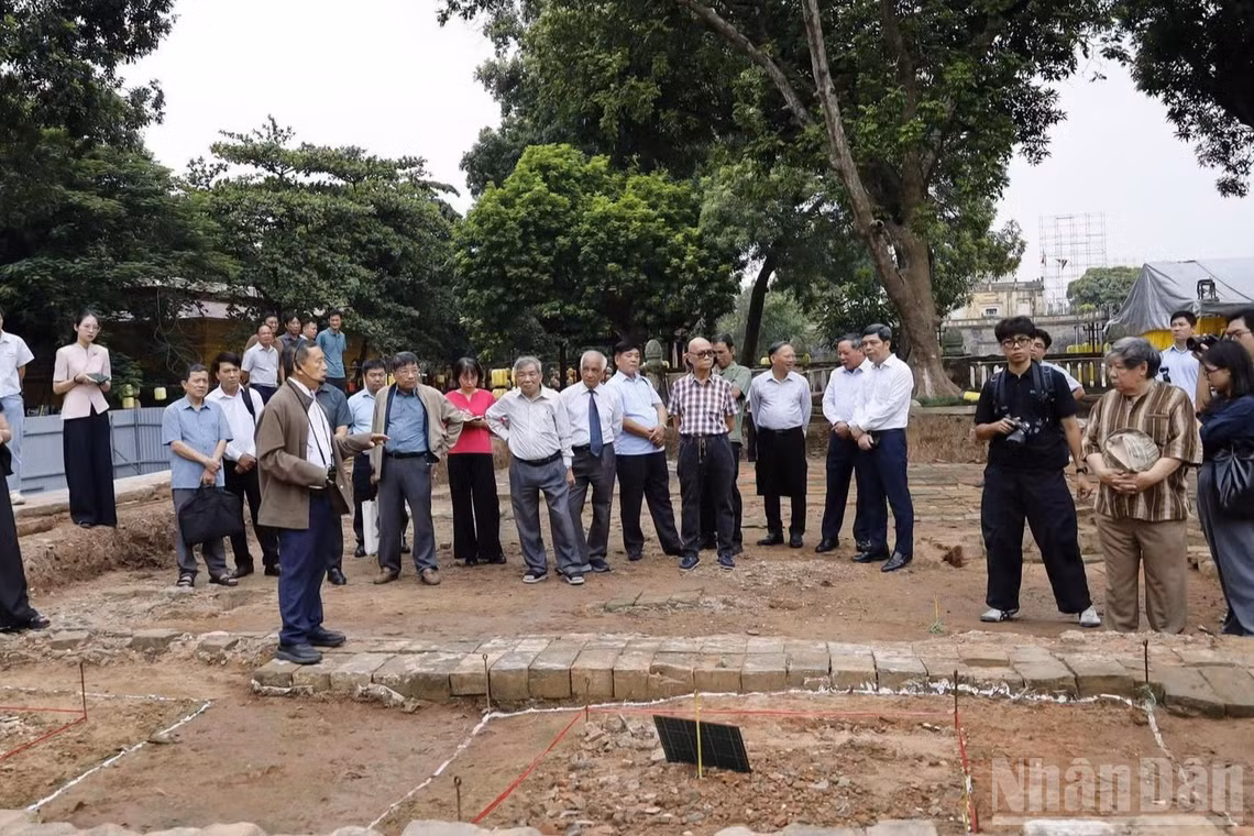 Các nhà khoa học thảo luận về kết quả khai quật khảo cổ năm 2026 tại khu vực nền Điện Kính Thiên.