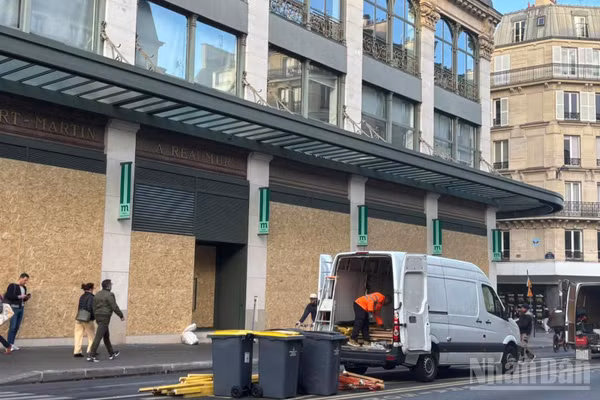Trước thềm cuộc biểu tình ngày 24/10, nhiều cửa hiệu ở Paris phải gia cố mặt tiền và cũng là điều kiện bắt buộc để bảo đảm yêu cầu bồi thường nếu xảy ra thiệt hại do đập phá và cướp của. (Ảnh: KHẢI HOÀN)