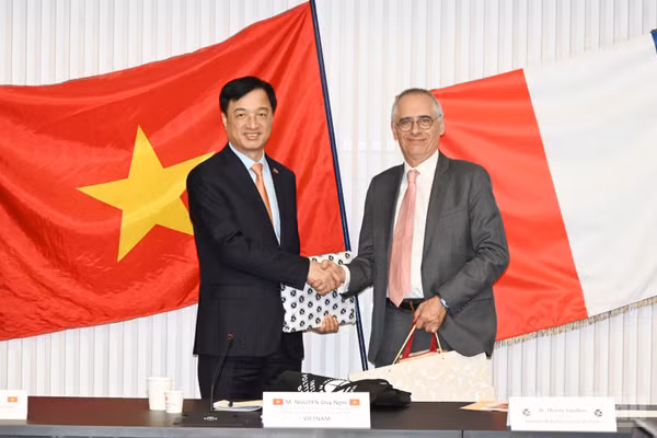 Đồng chí Nguyễn Duy Ngọc, Ủy viên Bộ Chính trị, Bí thư Trung ương Đảng, Trưởng Ban Tổ chức Trung ương trao quà lưu niệm cho ông Thierry Coulhon, Chủ tịch Ban điều hành IP Paris.