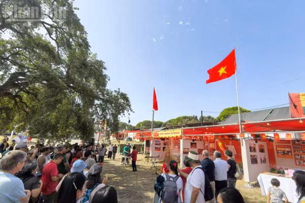 Gian trưng bày về Chủ tịch Hồ Chí Minh và đất nước Việt Nam trong kỷ nguyên phát triển mới tại Hội báo Avante 2026. (Ảnh: KHẢI HOÀN)