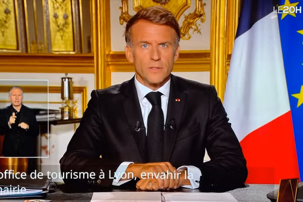 Tổng thống Pháp Emmanuel Macron phát biểu trên truyền hình tối 18/10. (Ảnh chụp từ truyền hình trực tiếp) 