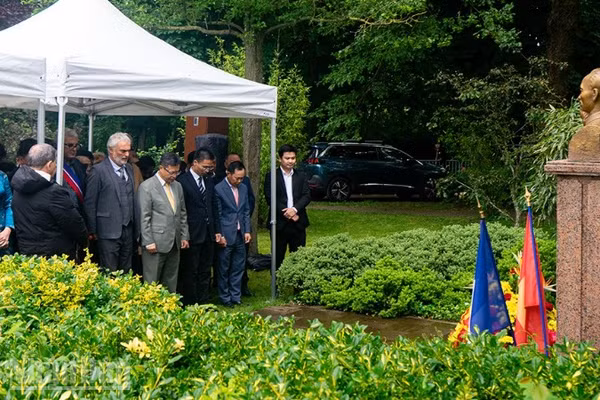 Kỷ niệm trọng thể 136 năm Ngày sinh Chủ tịch Hồ Chí Minh tại Công viên Montreau ở thành phố Montreuil, Cộng hòa Pháp.