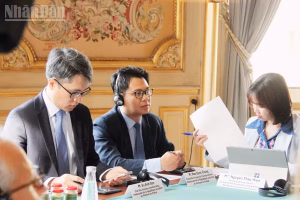 Tham tán đầu tư Đào Quốc Cương và Tham tán thương mại Vũ Anh Sơn tham dự Kỳ họp lần thứ 8 Đối thoại cấp cao thường niên về kinh tế Việt Nam-Pháp được tổ chức ở thủ đô Paris (Pháp) ngày 17/5/2024. (Ảnh: KHẢI HOÀN)