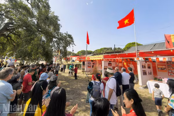 Đông đảo bạn bè Bồ Đào Nha và quốc tế có mặt từ sớm để dự Lễ Khai trương gian trưng bày Việt Nam ở Khu Quốc tế tại Hội báo Avante 2026.