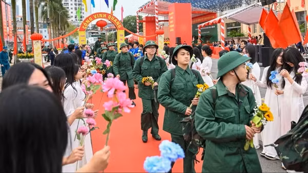 Các tân binh Hà Nội lên đường nhập ngũ. (Ảnh: THẾ ĐẠI)