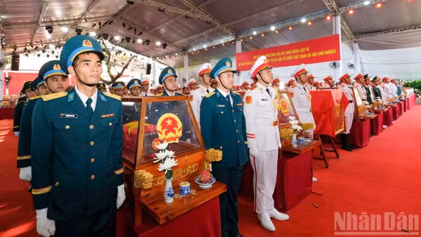 Quang cảnh lễ viếng, truy điệu và an táng hài cốt liệt sĩ tại Công viên Lê Thị Riêng sáng 14/10. (Ảnh: Nhóm PV)