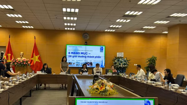 Công bố Giải thưởng Việt Nam Rồng Xanh. (Ảnh: BÍCH LIÊN)