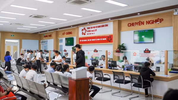 Người dân làm thủ tục tại Trung tâm phục vụ hành chính công phường Ngũ Hành Sơn, thành phố Đà Nẵng. (Ảnh: CÔNG VINH)