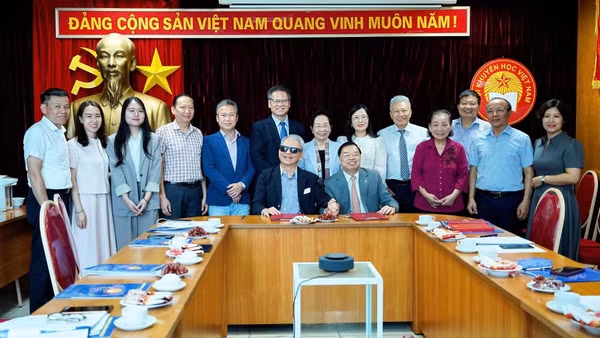 Đại diện Hội Khuyến học Việt Nam và The Vietnam Foundation cùng các đại biểu tại lễ ký Biên bản ghi nhớ hợp tác về thúc đẩy học tập suốt đời trên nền tảng số.