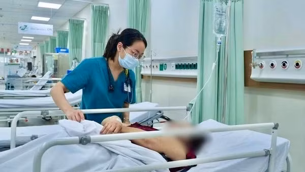 Một trường hợp nghi ngộ độc thực phẩm được chăm sóc tại Bệnh viện Quân y 175. (Ảnh: Bệnh viện cung cấp)