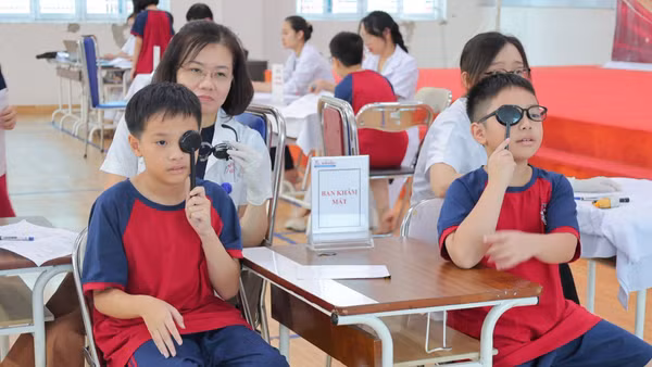Khám mắt cho học sinh trên địa bàn Hà Nội. (Ảnh: THANH XUÂN)