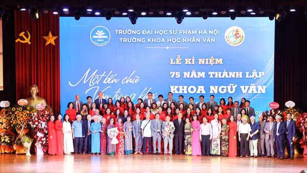 Nhiều thế hệ cán bộ, giảng viên của Khoa đã có những đóng góp quan trọng cho sự nghiệp giáo dục và nghiên cứu khoa học. (Ảnh: QUYẾT BÙI)
