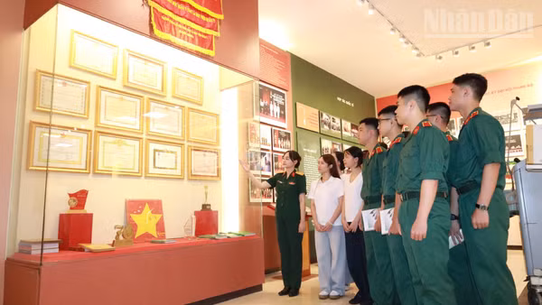 Các học viên, sinh viên tham quan Nhà truyền thống của Học viện Quân y. (Ảnh: TUẤN DŨNG)