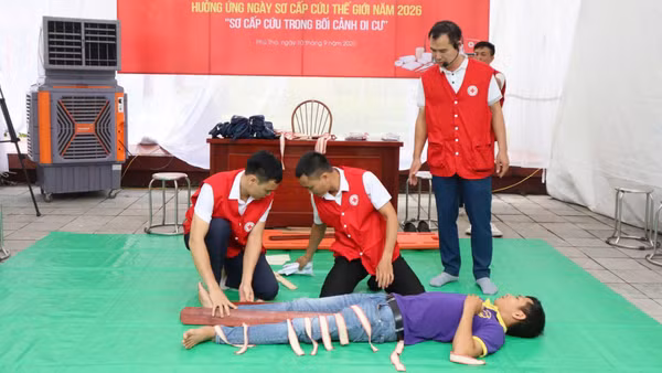 Hoạt động trang bị kỹ năng sơ cấp cứu, ứng phó với tai nạn, thương tích tại chương trình. (Ảnh: Hội Chữ thập đỏ Việt Nam)