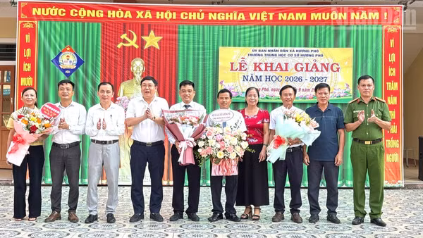 Đại diện chính quyền địa phương tham dự lễ khai giảng tại Trường trung học cơ sở Hương Phố.