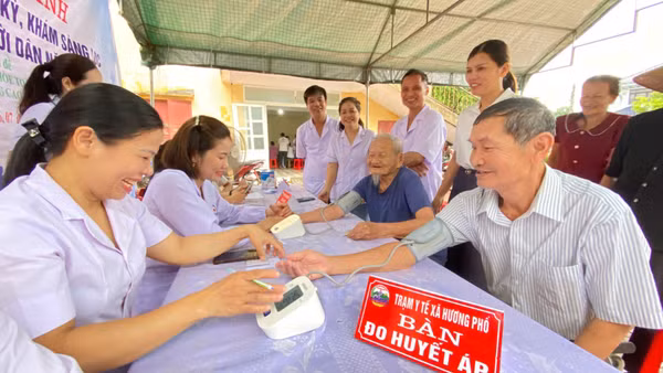 Khám sức khỏe định kỳ miễn phí cho người cao tuổi tại trạm y tế xã Hương Phố, tỉnh Hà Tĩnh. (Ảnh: VĂN ĐỊNH)