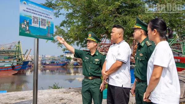 Cán bộ, chiến sĩ Bộ đội Biên phòng thành phố Hải Phòng thông tin và hướng dẫn ngư dân sử dụng mã “QR kép”.