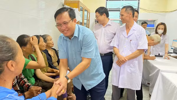 Đồng chí Hà Văn Đàn, Bí thư Đảng ủy xã Hương Phố, tỉnh Hà Tĩnh cùng đại diện ngành Y tế cơ sở, động viên người dân tham gia khám sức khỏe tại chương trình.