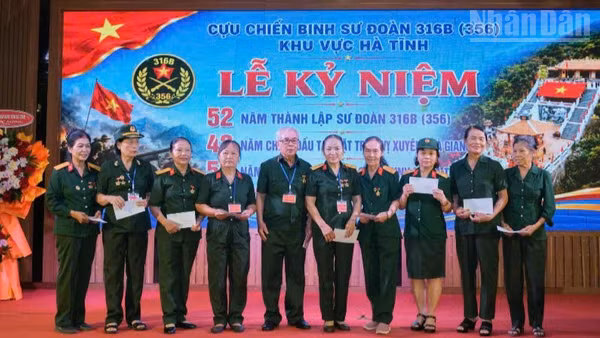 Đại diện Ban liên lạc Sư đoàn 356 trao quà, tặng các cựu chiến binh của Sư đoàn. (Ảnh: VĂN ĐỊNH)