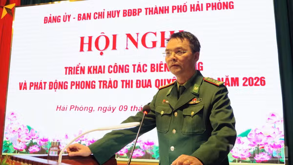 Đại tá Phạm Hồng Phong, Bí thư Đảng ủy, Chính ủy Bộ đội Biên phòng thành phố Hải Phòng quán triệt đợt sinh hoạt chính trị đầu năm tại hội nghị.