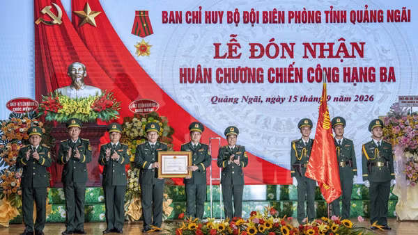 Thừa ủy quyền của Chủ tịch nước, Thiếu tướng Vũ Quốc Ân trao Huân chương Chiến công hạng Ba tặng Ban Chỉ huy Bộ đội Biên phòng tỉnh Quảng Ngãi. (Ảnh: VĂN CHƯƠNG)
