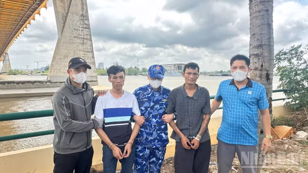 Lực lượng Cảnh sát biển bắt giữ các đối tượng Nguyễn Văn Long và Lê Văn Sinh tại tại khu vực vùng nước cảng biển phường Hồng Bàng.