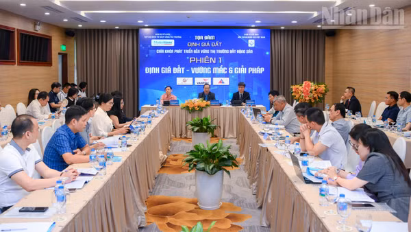 Toàn cảnh buổi tọa đàm “Định giá đất-Chìa khóa phát triển bền vững thị trường bất động sản”.