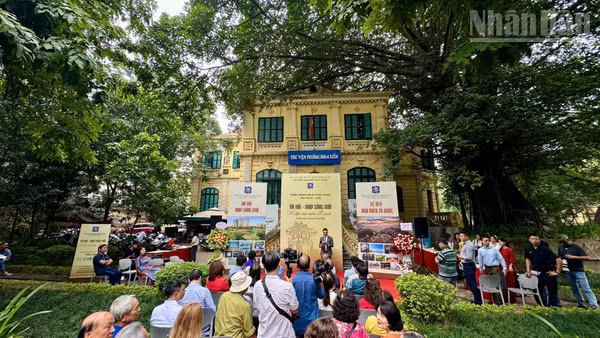 Quang cảnh lễ khai mạc triển lãm.