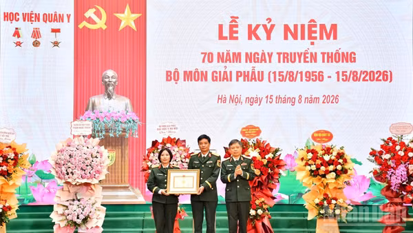 Thiếu tướng, Phó Giáo sư, Tiến sĩ Trần Ngọc Tuấn, Phó Giám đốc Học viện Quân y trao Bằng khen của Thủ trưởng Học viện Quân y tặng Bộ môn Giải phẫu. (Ảnh: TD)