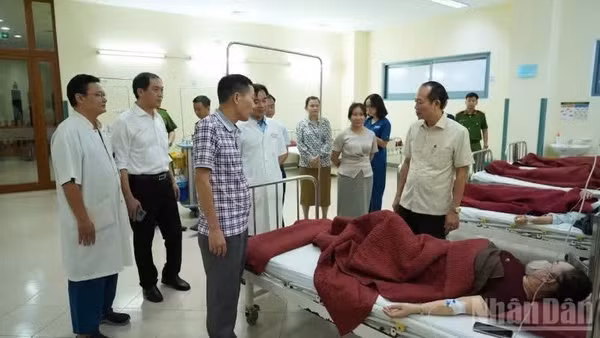 Lãnh đạo thành phố Huế đến thăm, động viên công nhân tại Bệnh viện. (Ảnh: ANH BỐN)