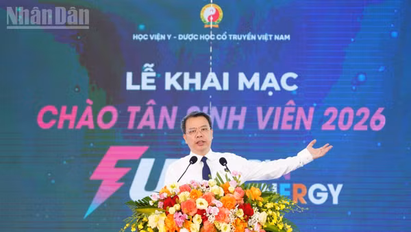  Phó Giáo sư, Tiến sĩ Nguyễn Quốc Huy, Bí thư Đảng ủy, Giám đốc Học viện Y-Dược học cổ truyền Việt Nam phát biểu khai mạc chương trình. (Ảnh: MH)