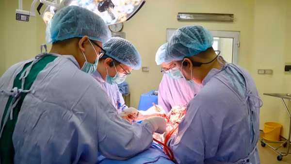 Ê-kíp các bác sĩ Bệnh viện K thực hiện phẫu thuật cho người bệnh. (Ảnh: BVCC)