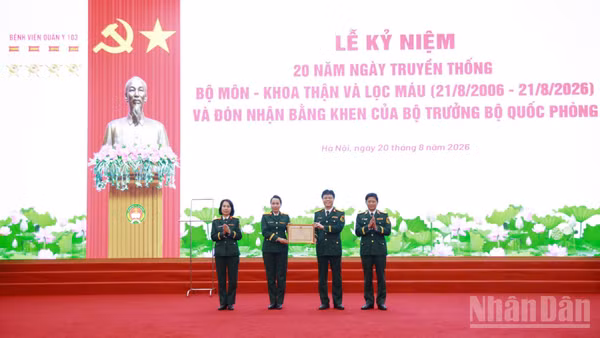 Thiếu tướng, Phó Giáo sư, Tiến sĩ Nguyễn Văn Nam, Phó Chính ủy Học viện Quân y trao Bằng khen của Bộ trưởng Quốc phòng tặng Bộ môn-Khoa Thận và Lọc máu. (Ảnh: TUẤN DŨNG)