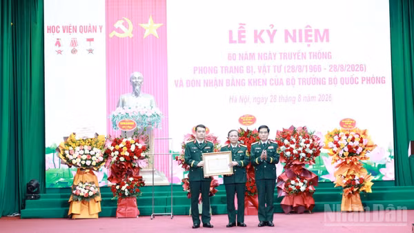 Trung tướng, Giáo sư, Tiến sĩ Trần Viết Tiến, Phó Bí thư Đảng ủy, Giám đốc Học viện Quân y trao Bằng khen của Bộ trưởng Quốc phòng tặng Phòng Trang bị, Vật tư. (Ảnh: TUẤN DŨNG)