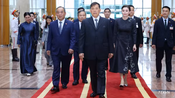 Nhà vua Thái Lan Maha Vajiralongkorn Phra Vajiraklaochaoyuhua và Hoàng hậu đến Hà Nội, bắt đầu thăm cấp Nhà nước tới Việt Nam. (Ảnh: TTXVN)