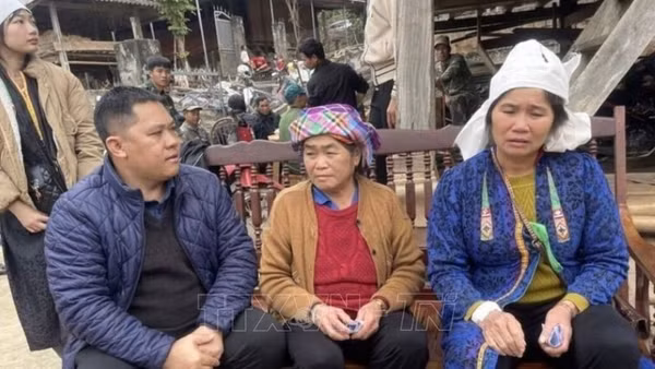 Lãnh đạo Ủy ban nhân dân xã Mường Giôn đến thăm hỏi, động viên gia đình các nạn nhân. (Ảnh: TTXVN)