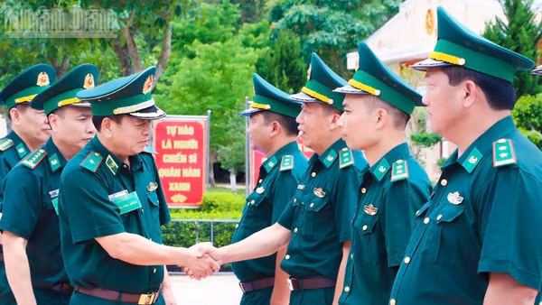 Thiếu tướng Nguyễn Văn Thiện, Phó Tư lệnh Bộ đội Biên phòng và Đoàn kiểm tra thăm, kiểm tra toàn diện Đồn Biên phòng Chiềng Sơn.