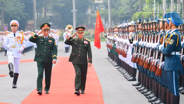 Đại tướng Phan Văn Giang và Đại tướng Khamliang Outhakaysone duyệt đội danh dự Quân đội nhân dân Việt Nam. (Ảnh: THẾ ĐẠI)