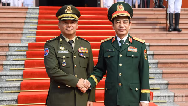 Đại tướng Phan Văn Giang, Ủy viên Bộ Chính trị, Phó Bí thư Quân ủy Trung ương, Phó Thủ tướng Chính phủ, Bộ trưởng Quốc phòng Việt Nam và Đại tướng Tea Seiha, Phó Thủ tướng Chính phủ, Bộ trưởng Quốc phòng Campuchia. (Ảnh: THẾ ĐẠI)