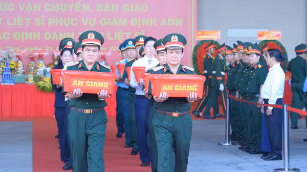 Thủ trưởng Tư lệnh Quân khu 9 đưa mẫu sinh phẩm hài cốt liệt sĩ lên máy bay. (Ảnh: BỘ TƯ LỆNH QUÂN KHU 9)